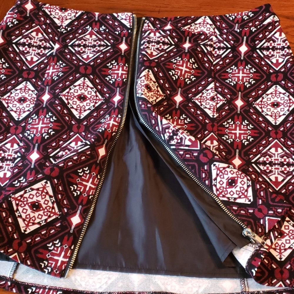 3/$20 H & M Merlot & Black Aztec Print Skirt Sz 12 - Picture 4 of 6